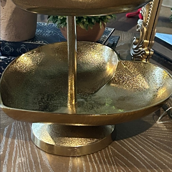 NEW! Vintage Inspired zHold Metal Heart Shaped Two-Tiered Serving Tray - Picture 4 of 6